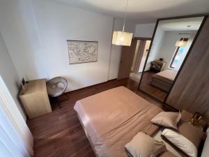 Dormitorio pequeño con cama y espejo en White Homes 3 - Master Quart, en Podgorica