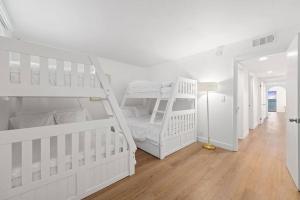 Katil atau katil-katil dalam bilik di Malibu Beachfront Home with Rock Spa Ocean Views & Deck