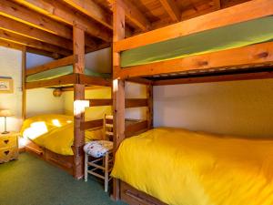 Двох'ярусне ліжко або двоярусні ліжка в номері Chalet Val-d'Isère, 4 pièces, 8 personnes - FR-1-694-99
