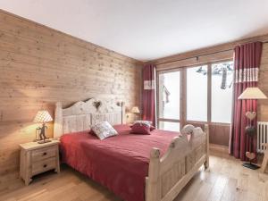 a bedroom with a large bed with a red bedspread at Appartement Val-d'Isère, 3 pièces, 6 personnes - FR-1-694-100 in Val-d'Isère