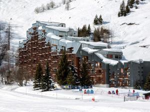 a large building in the snow on a ski slope at Appartement Val-d'Isère, 2 pièces, 6 personnes - FR-1-694-116 in Val-d'Isère