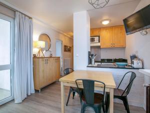 Кухня или мини-кухня в Appartement lumineux et confortable avec wifi à Val-d'Isère - FR-1-694-129
