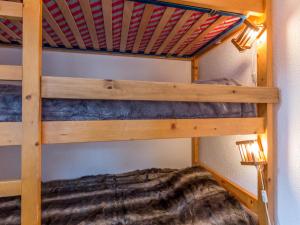 a couple of bunk beds in a room at Appartement Val-d'Isère, 3 pièces, 4 personnes - FR-1-694-140 in Val-d'Isère