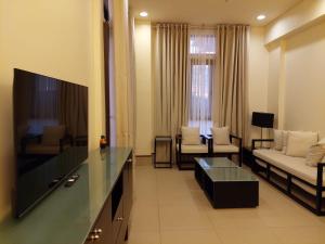 En TV eller et underholdningssystem på Sea Breeze Verandas at Anvaya Cove Penthouse Unit with Complete Sea View