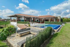 una casa con piscina y patio en San Miguel de Montenegro en Montenegro