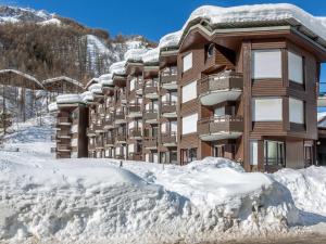 a pile of snow in front of a building at Triplex élégant proche des pistes avec parking - FR-1-694-164 in Val dʼIsère