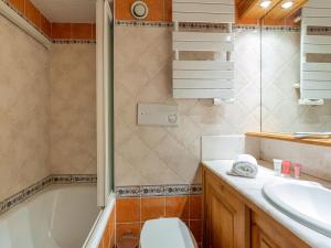 Ванная комната в Confortable appartement 4 pièces avec wifi, parking, exposé Sud près des pistes à Val-d'Isère. - FR-1-694-186 +10 фотографий