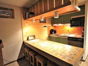 Virtuvė arba virtuvėlė apgyvendinimo įstaigoje Appartement Val-d'Isère, 2 pièces, 6 personnes - FR-1-694-198