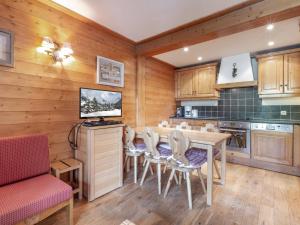 ヴァル・ディゼールにあるCharmant appartement 2 pièces avec mezzanine, balcon et wifi à Val-d'Isère – Animaux acceptés - FR-1-694-200の木製の壁のキッチン(テーブル、椅子付) +10枚の写真