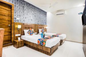Una habitación de hotel con dos camas y un televisor. en FabHotel Amour - Nr Mumbai International Airport, en Bombay