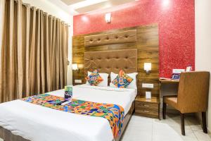 Una habitación de hotel con dos camas y un escritorio. en FabHotel Amour - Nr Mumbai International Airport, en Bombay