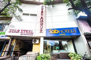 Un edificio con un cartel de hotel. en FabHotel Amour - Nr Mumbai International Airport, en Bombay