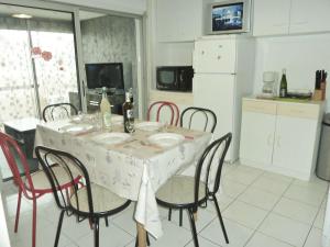 マルセイヤンにあるAppartement Marseillan-Plage, 4 pièces, 5 personnes - FR-1-387-44のテーブルと椅子付きのキッチン、テーブル席付きのキッチンが備わります。