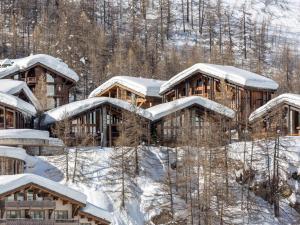 a building covered in snow with snow covered trees at Appartement Val-d'Isère, 3 pièces, 5 personnes - FR-1-694-206 in Val-d'Isère