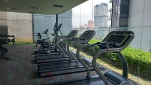 吉隆坡的住宿－CUSHY DORM at KLCC，健身房里的一排跑步机