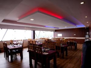 Restaurace v ubytování Vista Suites Doddabetta Ooty By Bestinn Leisure