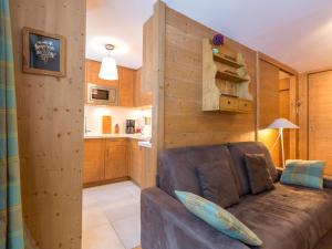 a living room with a couch and a kitchen at Appartement Val-d'Isère, 3 pièces, 6 personnes - FR-1-694-232 in Val-d'Isère