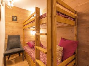 a bedroom with bunk beds in a cabin at Appartement Val-d'Isère, 3 pièces, 6 personnes - FR-1-694-232 in Val-d'Isère