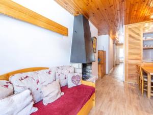un salon avec un canapé et une cheminée dans l'établissement Appartement rénové 2 pièces à Val-d'Isère, balcon, animaux acceptés - FR-1-694-241, à Val dʼIsère