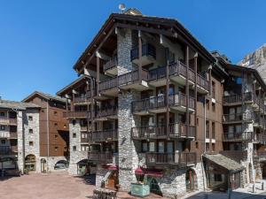 a building with balconies on the side of it at Appartement chaleureux 6 pers skis aux pieds avec parking couvert au coeur de Val-d'Isère - FR-1-694-229 in Val dʼIsère