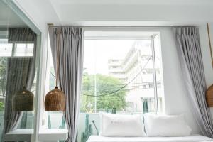 Postel nebo postele na pokoji v ubytování Meow Cat Cafe & Hotel