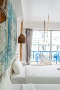 Postel nebo postele na pokoji v ubytování Meow Cat Cafe & Hotel