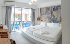 Postel nebo postele na pokoji v ubytování Meow Cat Cafe & Hotel
