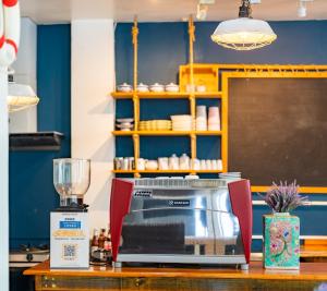 Kuchyň nebo kuchyňský kout v ubytování Meow Cat Cafe & Hotel