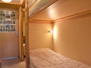 a bedroom with a bunk bed in a room at Appartement Méribel, 1 pièce, 4 personnes - FR-1-180-10 in Méribel