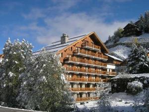 a large building in the snow with at Appartement Méribel, 1 pièce, 4 personnes - FR-1-180-10 in Méribel