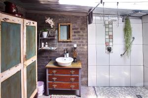 Phòng tắm tại God's Gift Cottages +37 ảnh