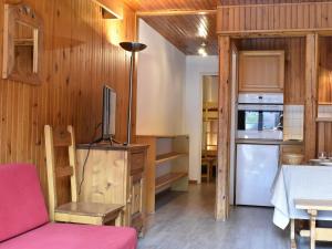 a kitchen with wooden walls and wooden flooring at Appartement Méribel, 1 pièce, 4 personnes - FR-1-180-4 in Méribel
