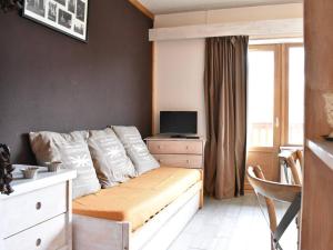 sypialnia z łóżkiem i biurkiem z telewizorem w obiekcie Appartement Méribel, 1 pièce, 4 personnes - FR-1-180-30 w mieście Les Allues