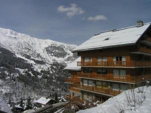 a building with snow on the roof on a mountain at Appartement Méribel, 1 pièce, 4 personnes - FR-1-180-30 in Les Allues