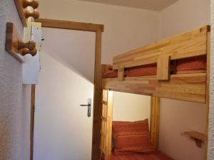 Una puerta a una habitación con 2 literas en Appartement Méribel, 1 pièce, 4 personnes - FR-1-180-51, en Méribel