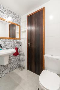 a bathroom with a toilet and a sink at Búzios casa 41 in Búzios