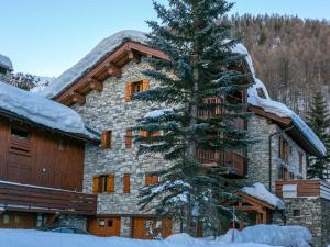 a building with a snow covered tree in front of it at Appartement Val-d'Isère, 5 pièces, 8 personnes - FR-1-694-305 in Val-d'Isère