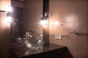 فيلا بوري دارما اغونغ  في أوبود: حمام به طبقين من الزجاج على منضدة