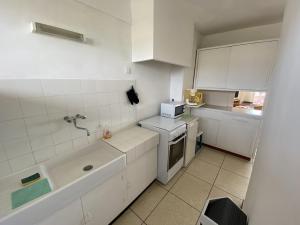 Kuchyňa alebo kuchynka v ubytovaní Le Lavandou - T2 avec terrasse vue mer - FR-1-308-166