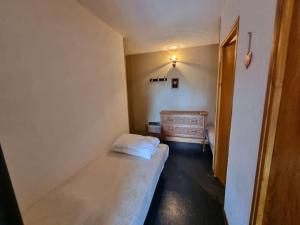 Dormitorio pequeño con cama y vestidor en Studio Saint-Michel-de-Chaillol, 1 pièce, 4 personnes - FR-1-393-160, en Saint-Michel-de-Chaillol