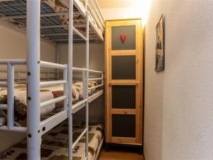 a room with bunk beds and a door to a room with a closet at Val Thorens - Appartement 4 pers, 2 pièces rénové, plein centre - FR-1-637-53 in Val Thorens