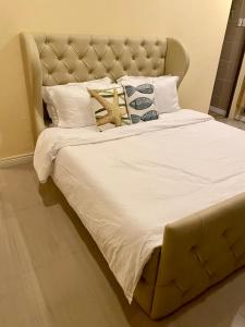 Ein Bett oder Betten in einem Zimmer der Unterkunft Exquisite 2 Bedroom Eastwood Condo Suite!