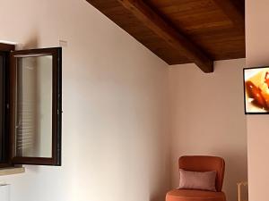 Habitación con silla y espejo. en Upupa B&B Casa Vacanza, en Sessa Cilento