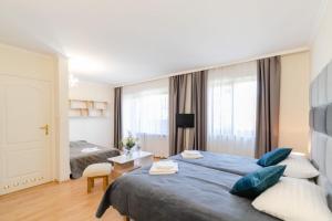 ein Hotelzimmer mit einem großen Bett und einem Tisch in der Unterkunft Rezydencja Czantoria & Spa in Ustroń
