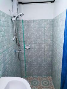 La salle de bains est pourvue d'une douche, de toilettes et d'un lavabo. dans l'établissement Mope Beach Resort, à San Narciso