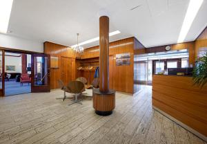 una oficina con un vestíbulo con una columna y una silla en Hotel Ansgar en Esbjerg