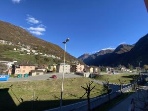 Vista generica sulle montagne o vista sulle montagne dall'interno dell'hotel