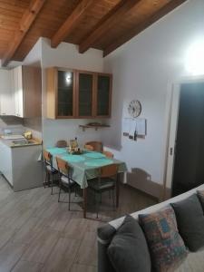 a living room with a table and a kitchen at CASCINA LEGNAGO trilocale a 6 chilometri da SALO' in Villanuova sul clisi