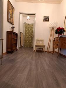 a living room with a wooden floor and a door at Chambre chez Habitant près Aéroport - Palexpo - ONU de Genève in Geneva