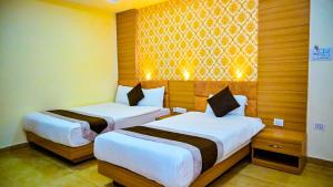 HOTEL STAR HOLIDAY PVT LTD في بهيراهاوا: غرفه فندقيه سريرين في غرفه